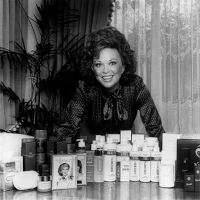 A Redken bemutatja a nagymértékben sérült haj ápolására kifejlesztett Extreme termékcsaládját, amely mind a mai napig a márka egyik legsikeresebb terméke.