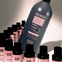 A Redken bemutatja első savas pH-értékű, hajápolóként viselkedő hajfestéket, a Shades EQ Gloss-t.