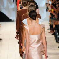 A Redken átköltözik a napfényes Kaliforniából a new yorki 5th Avenue-ra, és a városi stílus, az utcák energiája, valamint a végtelen innovációk által inspirált divat szinonimájává válik.